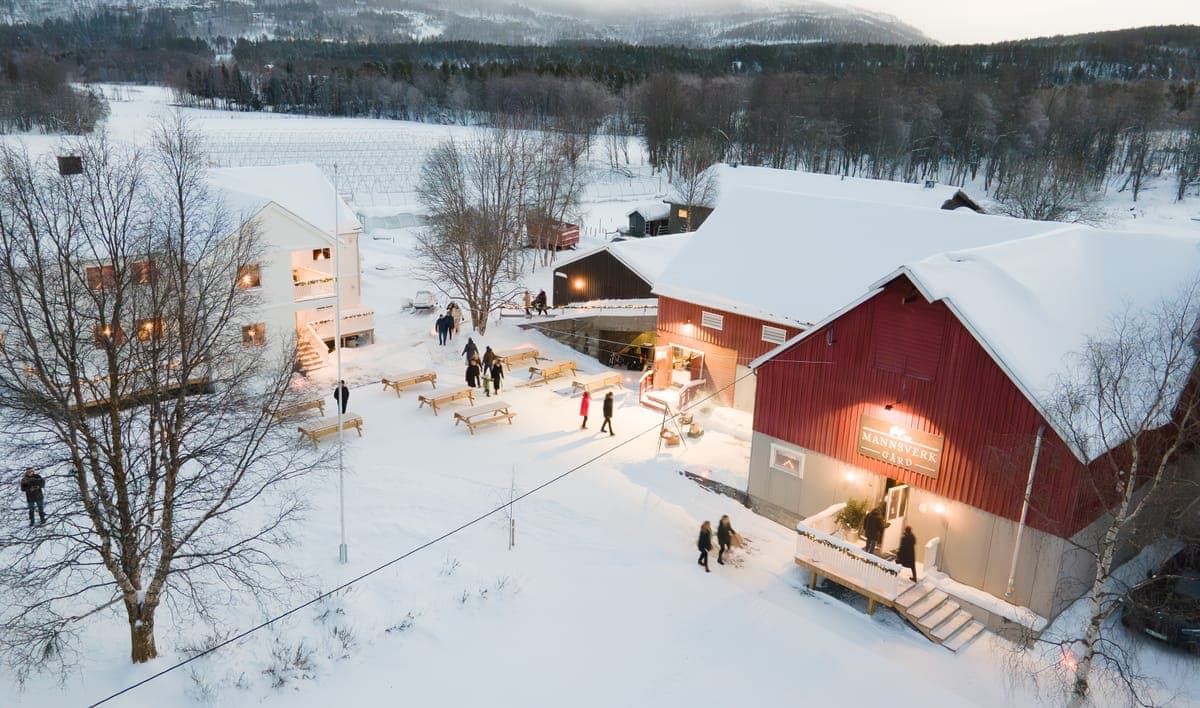 Mannsverk Gård i vinterlandskap