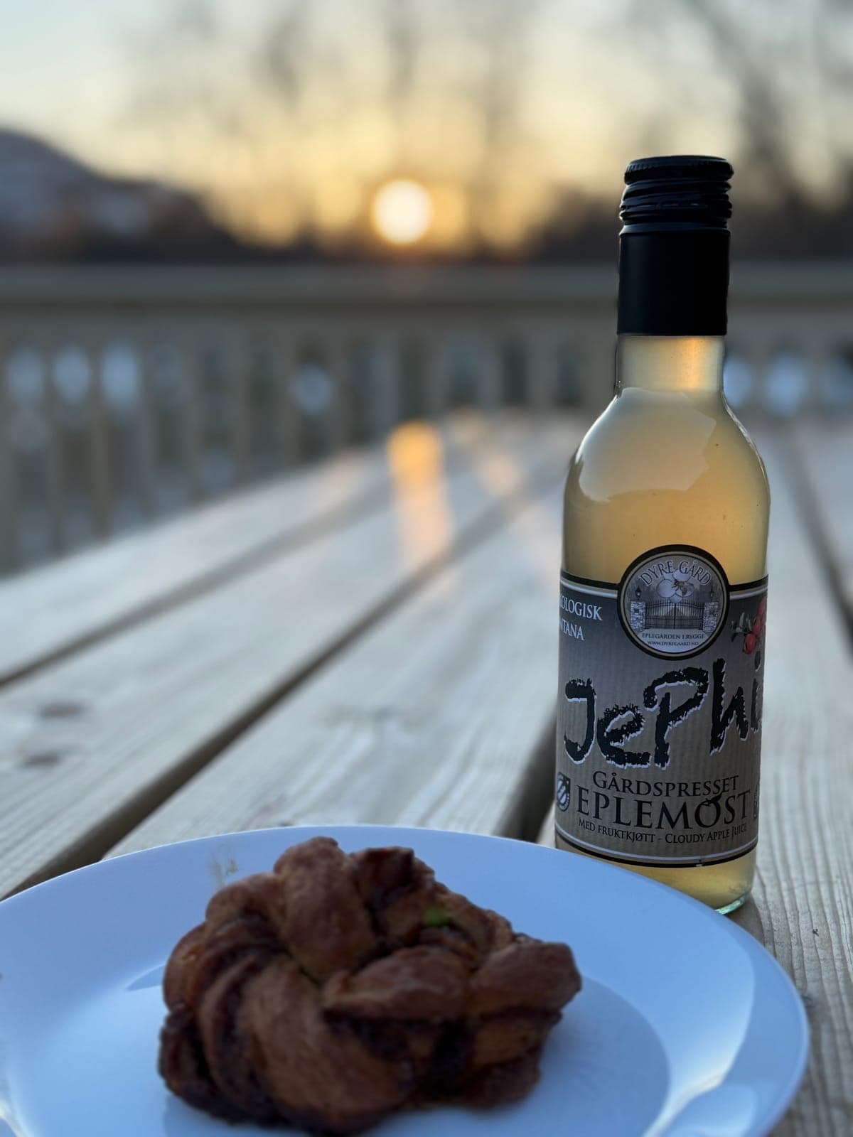 Hjemmebakte kanelsnurrer og eplemost fra gården