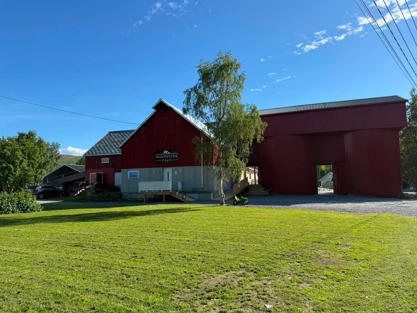 Gårdstunet på Mannsverk Gård en sommerdag
