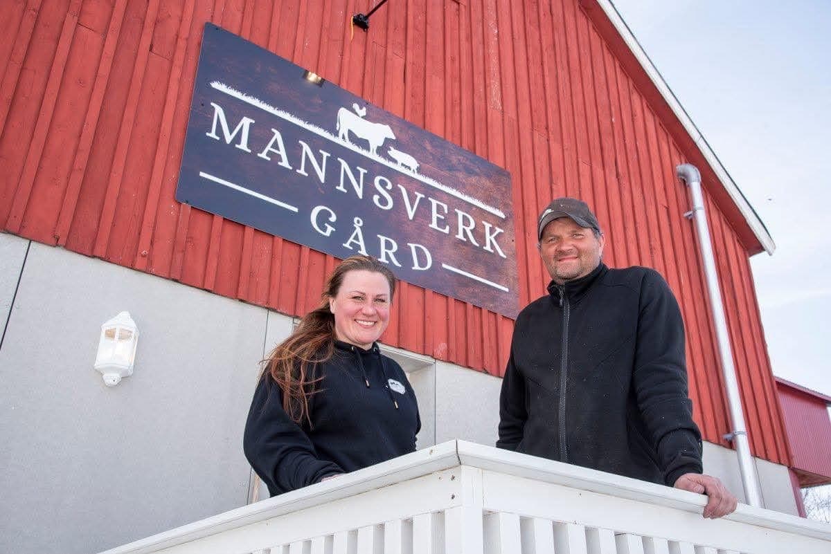 Ove og Cecilie Mannsverk på trappa utenfor gårdsbutikken